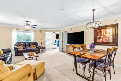 Image de Dreamy lakefront escape on 18th fairway with pools, tennis, & elevator