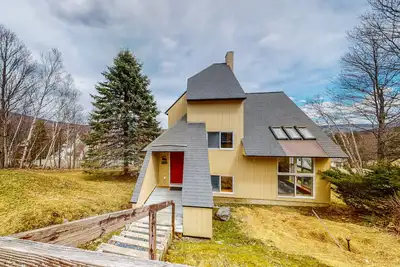 Image de Mountain-view home with new deck, fireplace, W/D, & shared pool - walk to lifts