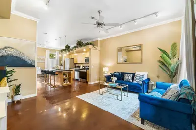 Image de Hip & vibrant townhome near downtown with private patio, grill, Ac, and WiFi