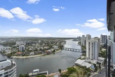 Image de Circle on Cavill - 1 Bedroom + Study Hinterland