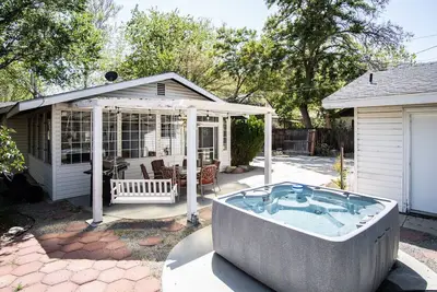 Image de Large Family & Pet Friendly Downtown House, Hot Tub, Walking to river, Sequoias