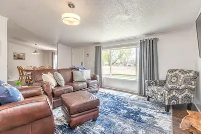 Image de Green Acres: Chill, Grill & Unwind in Style!