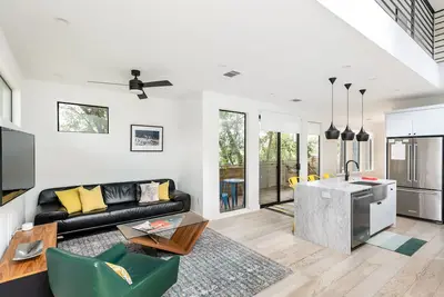 Image de Modern & Private East Austin Digs!
