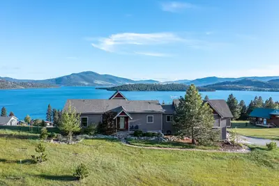 Image de Spectacular lake-view retreat with deck, grill, free WiFi, W/D, & island views
