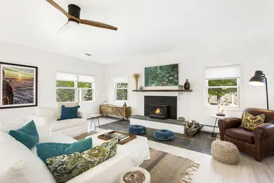 Image de Sprawling Modern Home Minutes from Beach