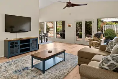 Image de Tranquil & Peaceful Home in the Village of Oak Creek close to Golf Courses! -