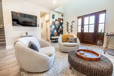 Image de Modern Boerne Rental. 2 Master Suites + 2 Remote Workstations. Near Main Street!