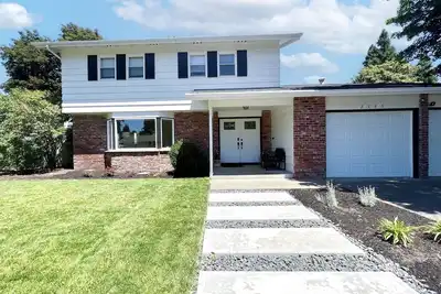 Image de Large Home - 2200 Sq. Ft. - Near Campus - Hot Tub!