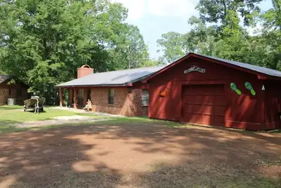 Image de Hawthorne Fish & Fun Lakehouse\nGame room, wet bar, fire ring, and floating dock.