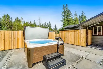 Image de Picturesque home/wedding venue with hot tub, mountain view, WiFi, & Netflix