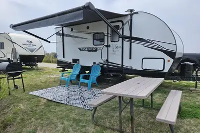 Image de Super Cozy Camper at Hailey's Beach-n-Bay Rv Resort #18