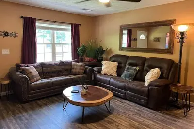 Image de Wow 🤩 3br Cabin just 2 miles to Dollywood + Arcades!