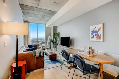Image de Rainey St. condo with balcony, rooftop pool, fitness center and coffee shop