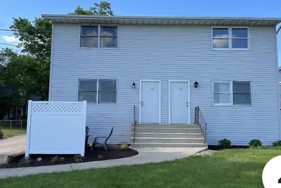 Image de Duplex overlooking Rock River