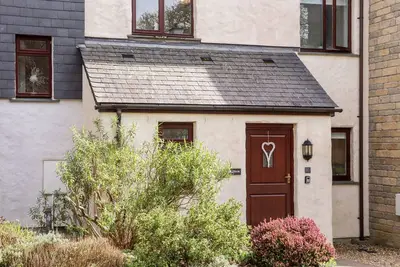 Charleston Cottage, pet friendly, with a garden in Falmouth