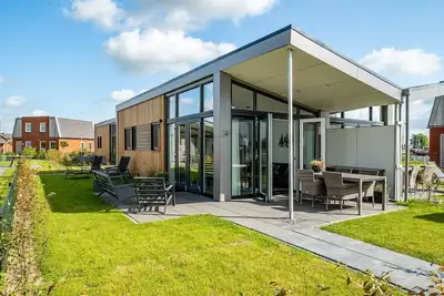 Image de Stay in our compact Knilles 4 lodge right by the playground.