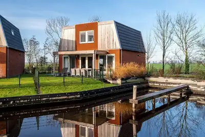 Image de Experience the ultimate luxury in our Sneekermeer 8 home, complete with an outdoor spa and a private jetty exclusively for you.