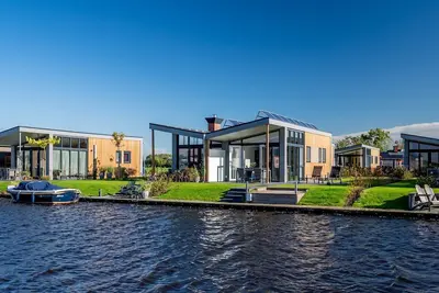 Image de Stay in our compact Knilles 4 lodge with its own jetty.