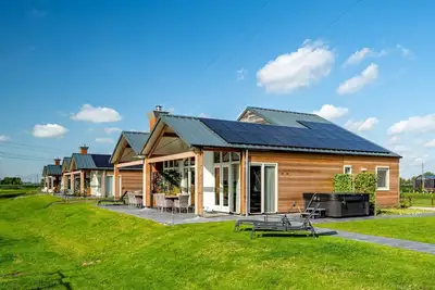 Image de Stay in our Anchor 14 Wellness family home with a sauna, an outdoor spa, and a sunshower.