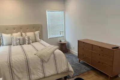 Image de Remodeled Home near Studios and Hollywood!