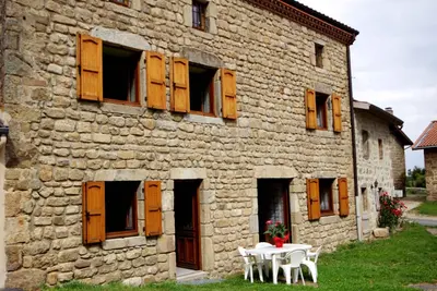 Image de Maison de charme avec poêle à bois, 3 chambres, salle de jeux, jardin clos et équipements modernes.