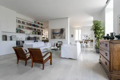 Image de Large Luxury Sunny Apartment on Garden Square