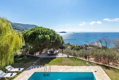 Image de Villa au calme avec vue époustouflante, jardin et piscine privée!