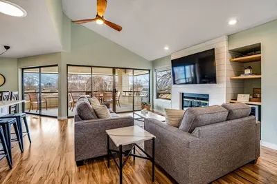 Image de Fully renovated townhome with private hot tub, deck, shared pool, & fast WiFi