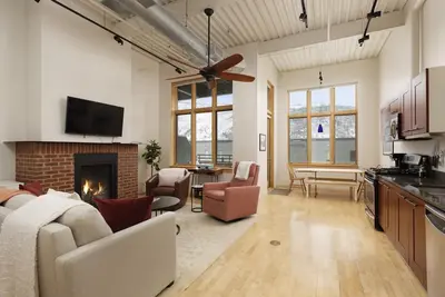 Image de Mid-Valley Modern | Rooftop Deck, A/C, Gym