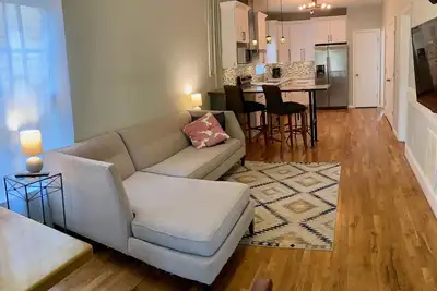 Image de Chic Downtown Bungalow | Walk to Restaurants