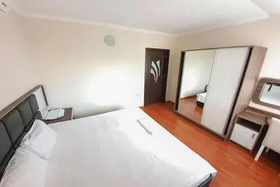 Image de Couple Friendly Apartment with Private Parking