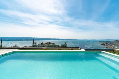 Image de New! Villa Bamm with heated 36sqm pool, 5 en-suite bedrooms, and panoramic sea views