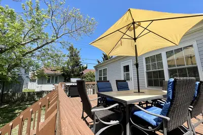 Image de Cheery 3 bedroom w/ driveway parking, 1 block to Huge beach