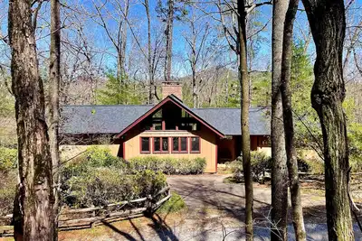 Image de Hot Tub, 1 Mile to Clayton, Large Wooded Lot, Vaulted Ceiling, Fire Pit, Wi-Fi