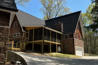 Image de Fully Remodeled Lakefront Home with a Dock