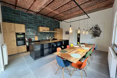 Image de Beautifully renovated home with 5 large bedrooms and 4 bathrooms