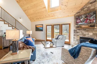 Image de Modern, Creekside Mountain Home