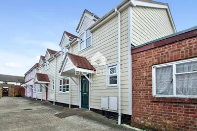 Image de Nestled in the heart of Frinton on Sea is this terraced mews cottage offering open plan living
