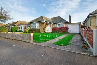 Image de A delightful bungalow ideally located in a quiet tree-lined avenue and close to the seafront
