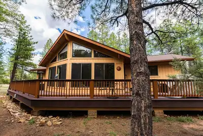Image de Peaceful cabin retreat nestled in the Pines. w\/ StarLink!