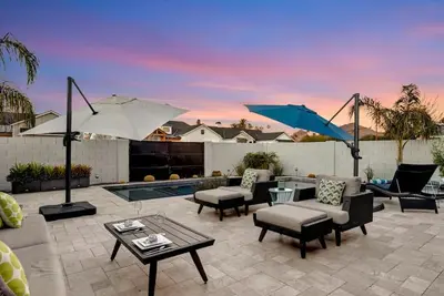 Prime Location! ! Aracadia Lite w. Heated Pool! !