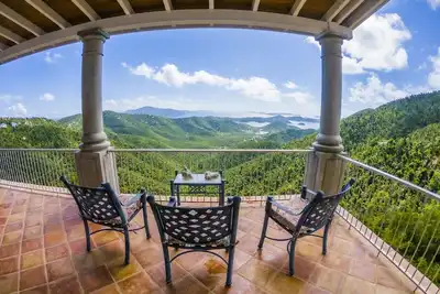 Image de Luxury Villa with Stupendous Views - 5 minutes from the beach!