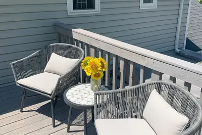Image de Private second-floor cottage nestled between Lakeside and Marblehead, sleeps 6!