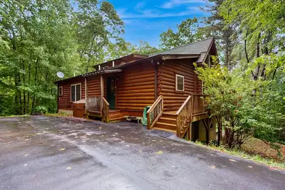 Image de Spacious cabin near lake & boat ramp with firepit, foosball, bar, decks & WiFi