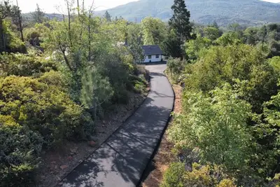 Image de Modern Rustic Mountain Hideaway - renovated, private, gated with Views. Pets ok!
