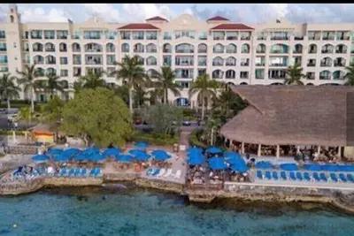 Image de Spectacular Landmark beachfront condo.