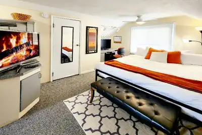 Image de Entire tri-level home with a king master and patio