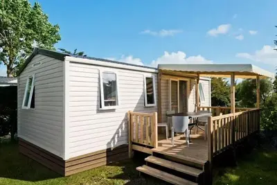 Image de Mobil-home Standard 32m² (3 chambres) + Tv + Terrasse Couverte - Arrivée Samedi 6 personnes