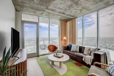 Image de Brand-new skyline-view condo with rooftop pool, balcony, firepit, & fitness room