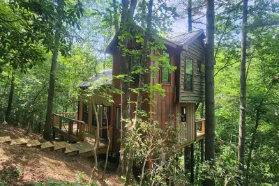 Image de Al's Nest: Secluded Treehouse Overlooking Creek